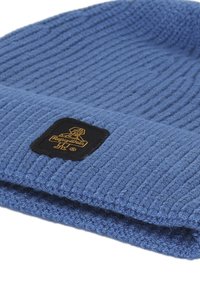 Berretto di lana blu a maglia con texture a costine, dotato di una toppa rettangolare nera con logo dorato. Design piegato per un calore extra.