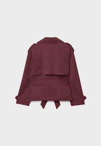 Bordeaux jacket met een gestructureerd ontwerp, dubbele achterzijde, brede revers, lange mouwen en riemlussen in de taille. Gladde stoftextuur.