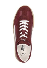 Burgunderfarbene Leder- und Wildledersneaker mit weißer Schnürung, strukturiertem Obermaterial und leichter Gummisohle, mit Markenlogo an der Innenseite.