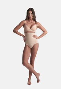 Bañador beige de tiro alto con diseño de escote en V, tirantes finos y cinturilla ancha. Tejido suave con un detalle mínimo.