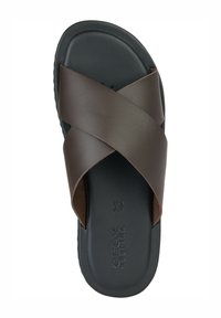 Sandalo incrociato marrone con una superficie liscia, suola nera e logo impresso. Presenta un design semplice e minimalista.