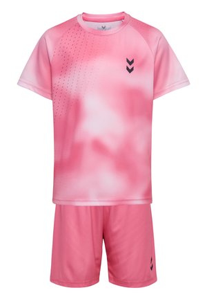Pinkes Sportset mit kurzen Ärmeln und Shorts, mit dezenten Punktemustern und schwarzen Chevron-Logos auf Brust und Shorts.