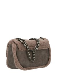 Borsa a tracolla in camoscio marrone con patta in shearling beige soffice, dotata di tracolla a catena argento e forma rettangolare. Dettagli testurizzati sui bordi.
