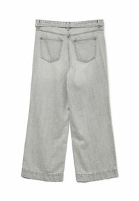 Jeans de pierna ancha grises con cintura alta, diseño de cinco bolsillos y sutil textura de mezclilla, terminados con detalles de dobladillo cosido.
