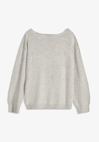 Grauer Strickpullover mit weitem Halsausschnitt, langen Ärmeln und ribbeligem Saum. Die Textur wirkt weich und leicht fusselig.