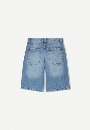 Vaalean siniset farkkushortsit, joissa on rento malli. Varustettu kahdella takataskulla ja suoralla lahjemuotoilulla. Sujuva rakenne vähäisellä haalistumisella.