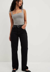 NA-KD MIT ECKIGEM HALSAUSSCHNITT - Top - dark grey