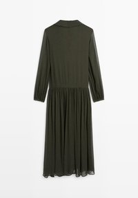 Robe olive verte à manches longues avec un col, silhouette fluide, taille froncée et tissu doux et texturé. Aucun matériel visible.