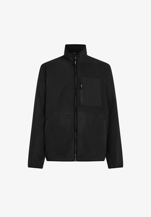 Sort fleecejakke med høj krave, fuld frontlynlås og to sidelommer. Har en lynlåslomme på brystet og en glat tekstur.