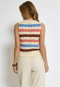 Top senza maniche lavorato a maglia con strisce orizzontali multicolori in blu, rosa, marrone e crema. Orlo a coste e tessuto testurizzato.