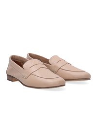 Beige leren instappers met een strak design, voorzien van twee gestikte accenten op de bovenkant en een lage houten hak voor stabiliteit.