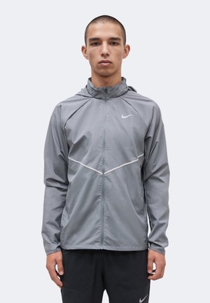 Nike Performance MILER - Veste coupe-vent - smoke grey