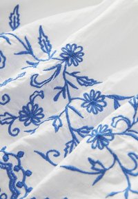 Next EMBELLISHED TIERED REGULAR FIT - Vapaa-ajan mekko - white blue