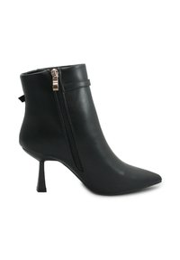 Stivale alla caviglia in pelle nera con punta affilata, cerniera laterale e tacco a stiletto. Presenta una texture liscia e accenti di design minimalisti.