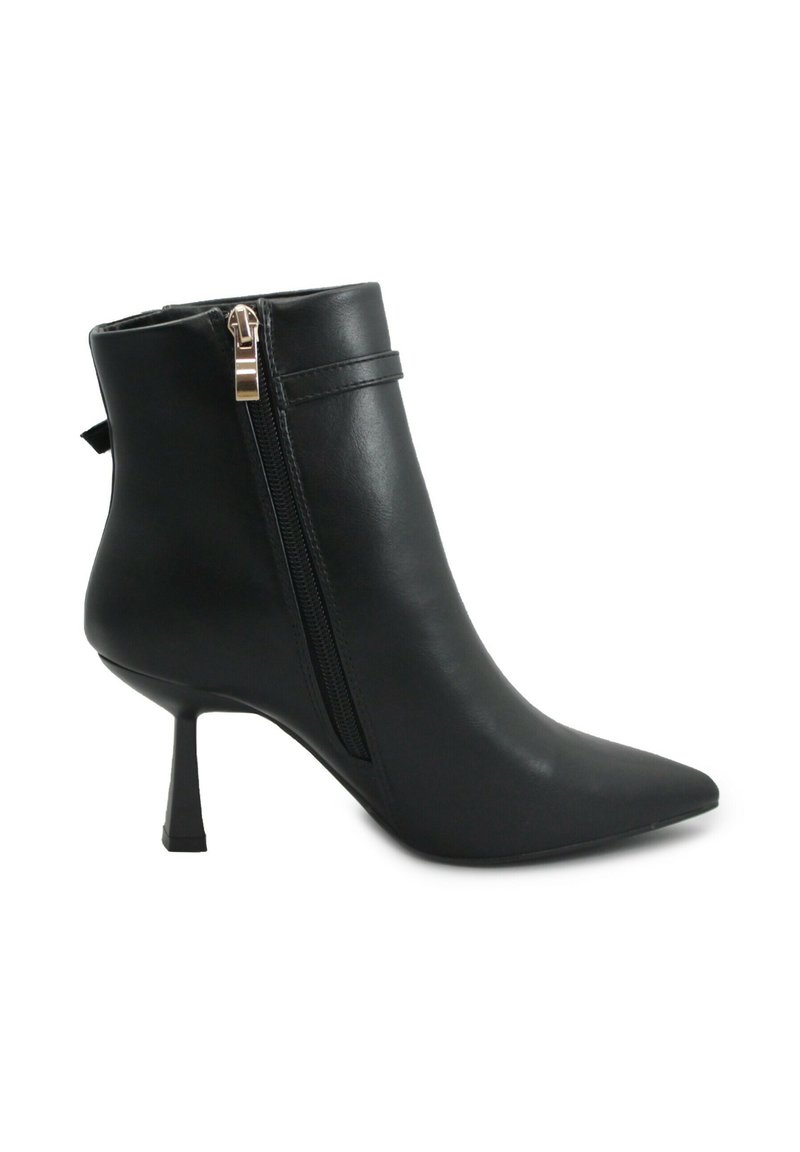 Stivale alla caviglia in pelle nera con punta affilata, cerniera laterale e tacco a stiletto. Presenta una texture liscia e accenti di design minimalisti.