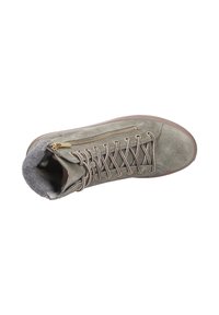 Stivale in suede verde con lacci frontali, cerniera metallica e rivestimento in tessuto grigio. Presenta una punta arrotondata e suola in gomma testurizzata.