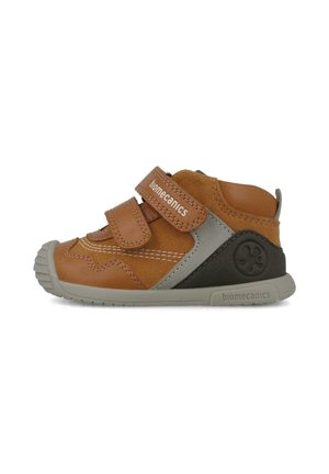 Zapato para niño pequeño de cuero marrón claro con detalles en gris, que cuenta con dos correas de velcro, costuras decorativas y una suela de goma texturizada.