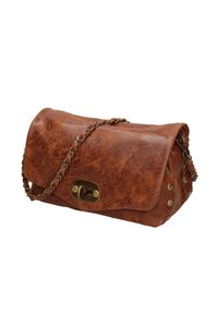 Borsa a tracolla in ecopelle marrone con design a ribalta, dotata di una tracolla in catena dorata, chiusura circolare e borchie in ottone sui lati.