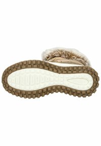 Suela de goma marrón con surcos profundos, con una entre suela blanca y un borde superior de imitación de piel de oveja en tono marrón. Superficie texturizada para mejorar el agarre.