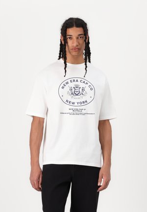 CREST GRAPHIC TEE - T-shirts print - white
