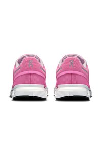 Zapatillas deportivas rosas con tejido de malla, cuello acolchado y suela blanca. Presentan detalles en gris y un logo en el talón.