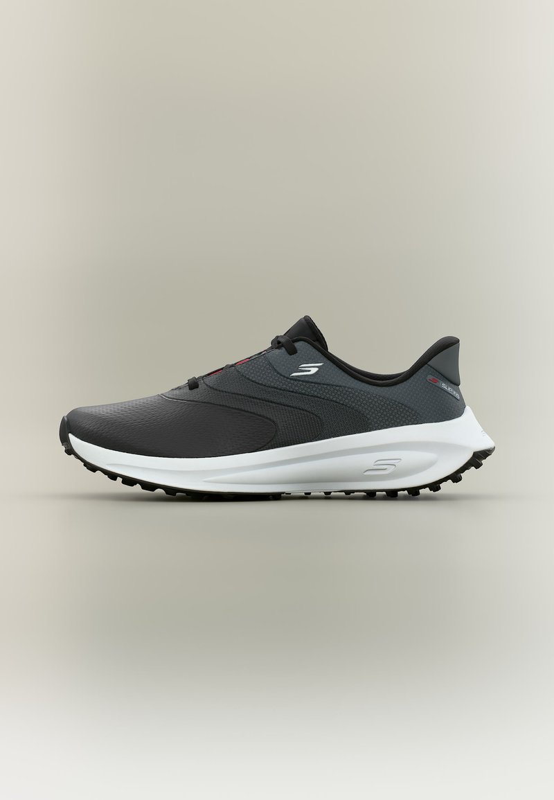 Czarno-szary but sportowy z białą podeszwą, teksturowanym bieżnikiem i logo na boku, pokazany z boku na neutralnym tle.