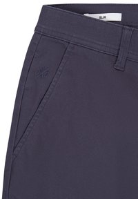 Schmal geschnittene, marineblaue Hose aus glattem Stoff, ausgestattet mit Seitentaschen und einem dezenten, gestickten Logo auf der Vorderseite.