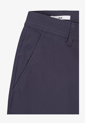 Pantalones navy de corte slim fabricados con una tela suave, que cuentan con bolsillos laterales y un sutil logo bordado en la parte frontal.