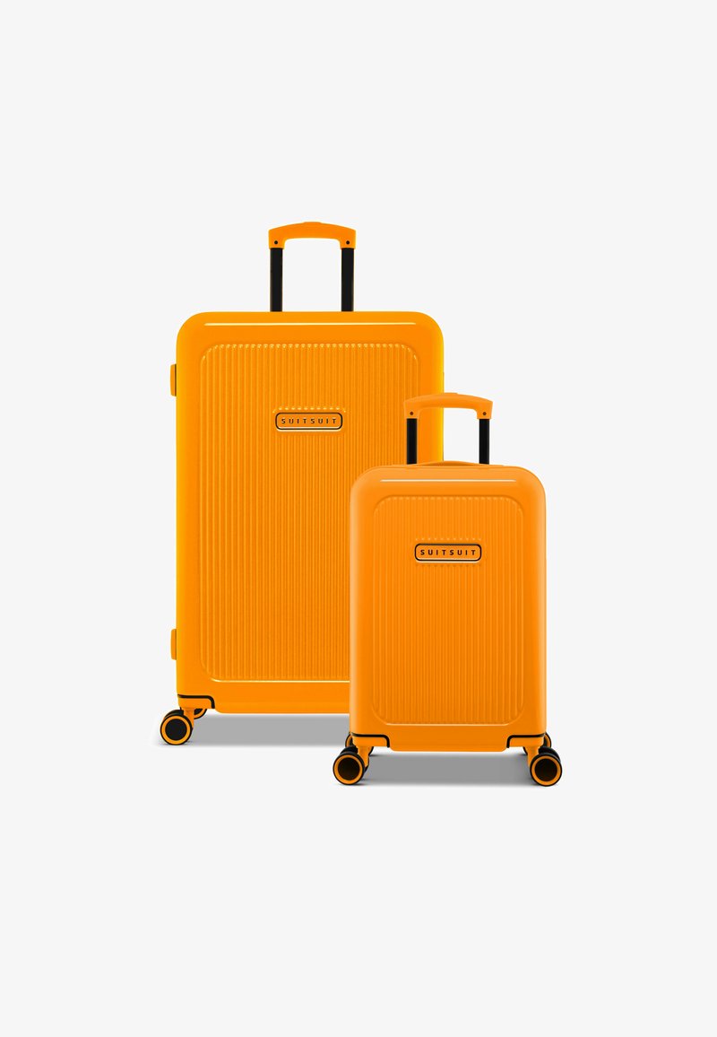 Twee feloranje koffers met verticale ribbelstructuur, voorzien van uitschuifbare handvatten en multidirectionele wielen.