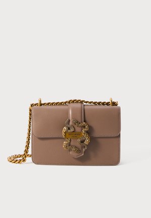 Geantă de umăr din piele maro cu curea din lanț auriu și închidere cu dublu cap de șarpe, având logo-ul Just Cavalli Milano.