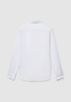 Chemise blanche à manches longues en tissu lisse, dotée d'un col classique et de poignets boutonnés, avec un dos uni et une légère brillance.