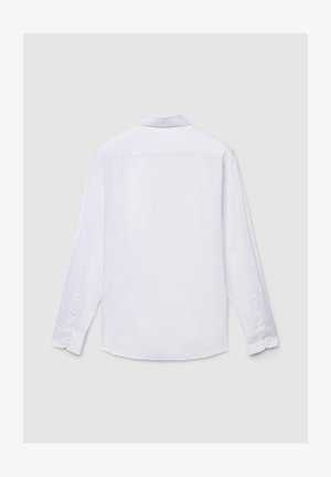Langärmliges weißes Hemd aus glattem Stoff mit klassischem Kragen und geknöpften Manschetten, mit schlichtem Rücken und dezentem Glanz.