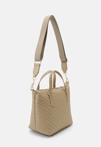 Tommy Hilfiger POPPY REFORM SMALL TOTE  - Rokassoma - beige