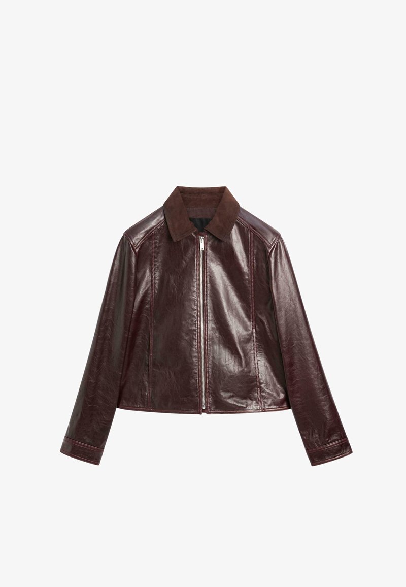 Veste en cuir bordeaux avec un col en daim, une fermeture éclair à l'avant et des manches longues. Caractérisée par un design épuré et des surpiqûres visibles.