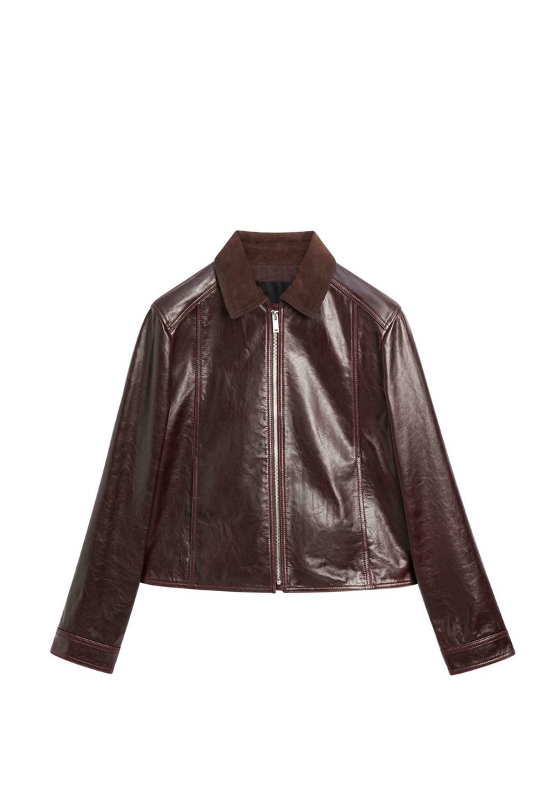 Bordeauxrotes Lederjacke mit einem Wildlederkragen, Frontreißverschluss und langen Ärmeln. Verfügt über ein schlankes Design und sichtbare Nähte als Akzente.