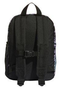 Černý batoh s polstrovanými popruhy, plastovou sponou a síťovou boční kapsou. Na zadním panelu se nachází barevný abstraktní vzor.