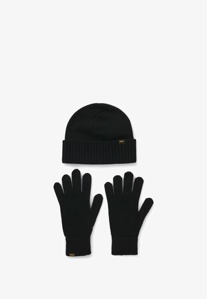 Zwart gebreide beanie en handschoenen set. Ribbelstructuur, zacht materiaal, met een klein geel logo op beide items. Klassiek ontwerp, warm en veelzijdig.