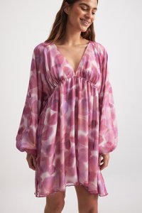 Bloemenpatroon jurk in tinten van roze en wit, gemaakt van lichte stof, met een diepe V-hals en lange, zwierige mouwen.