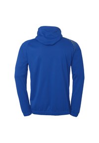 Veste à capuche bleue avec des manches longues, des poignets élastiques et une ceinture. Présente un design texturé au niveau des épaules avec de petites accents.