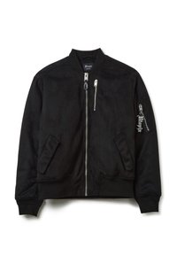 Giubbotto bomber nero con zip frontale, due tasche frontali, tasca sul petto con zip e dettagli testuali ricamati sul petto e sulla manica.