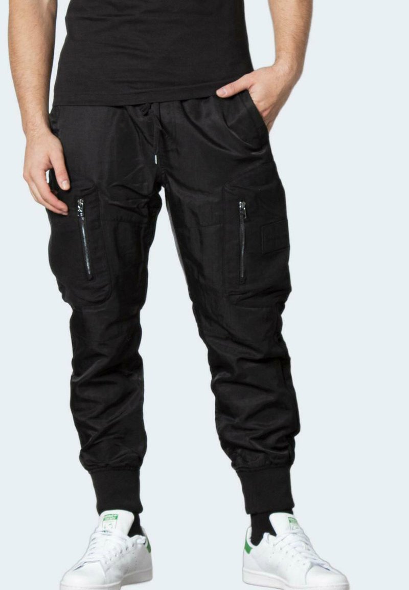 Calvin Klein Jeans MIX MEDIA CARG Stoffhose black/schwarz Zalando.at