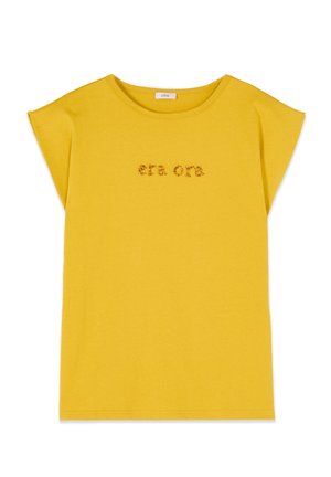 Maglietta gialla a maniche corte con scollo rotondo e scritta floreale marrone "etra ora" al centro del petto.