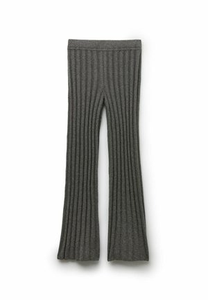 Grå ribbede strikkede flared bukser med en tekstureret finish, der har lodrette striber og en elastisk talje for komfort og pasform.