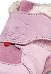Rosa Kinder Schuh mit einem mit Fell gefütterten Kragen, einem Klettverschluss mit einem erhabenen Tiergesicht-Design und einer Kombination aus strukturiertem Leder und Wildleder.