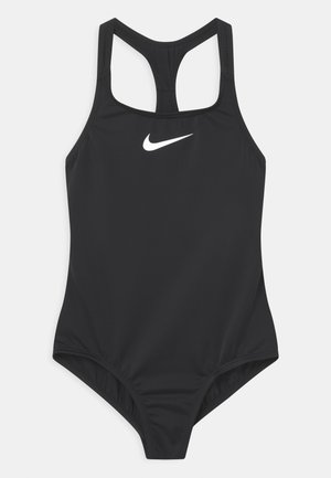Maillot de bain une pièce noir avec un design dos nageur, fabriqué en tissu lisse, arborant un grand logo Nike blanc sur le devant.