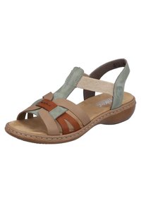 Sandale en cuir marron et vert avec des sangles croisées et un panneau élastique, bout rond, semelle rembourrée et un talon bas et courbé.