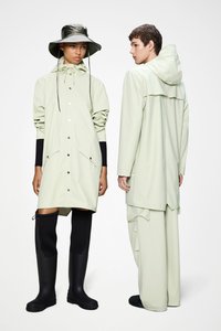 Ανοιχτό πράσινο αδιάβροχο παλτό με κουκούλα, κουμπιά τύπου στερέωσης και πλαϊνές τσέπες· συνοδεύεται από μαύρες καουτσούκ μπότες μέχρι το γόνατο και ένα αντίστοιχο καπέλο κουβά.