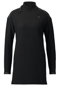 Vestito nero a maniche lunghe con colletto alto, tessuto strutturato, dettagli in pelle sulle spalle e un piccolo logo vicino al collo.