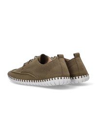 Zapatillas verde olivo con parte superior perforada, suela blanca contrastante, forma redondeada y diseño minimalista. Cuenta con lazos en el talón para facilitar el uso.