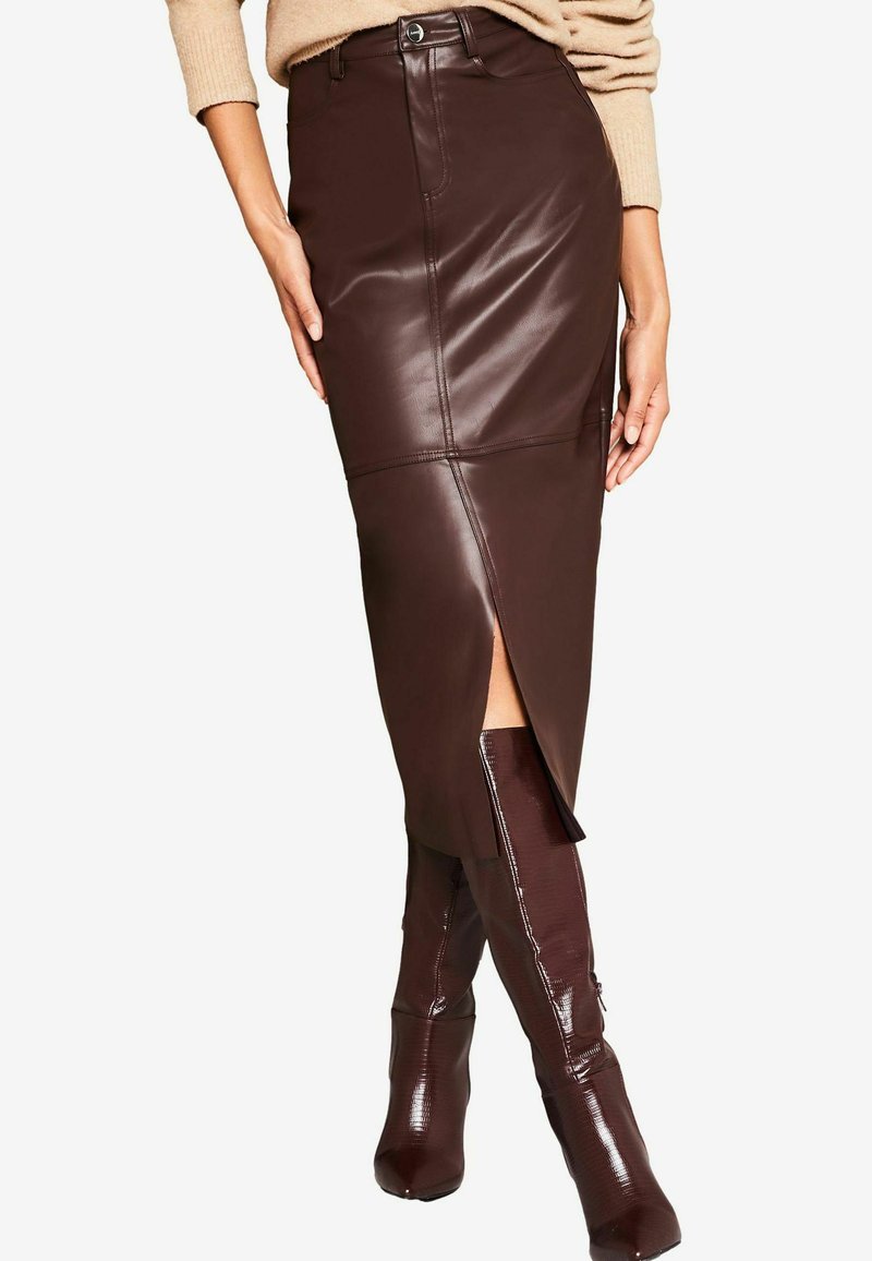 Lipsy SLIM FIT FAUX LEATHER SPLIT HEM - Bleistiftrock - berry red